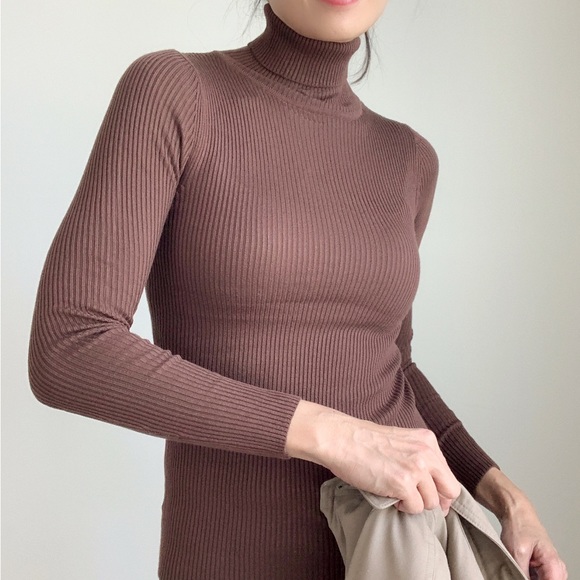 SOFT SLIM FIT TURTLENECK TOP - BROWN - Picture 7 of 9